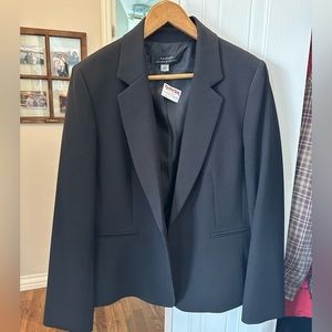 Women’s Tahari black blazer size 12 - Veston femme TAHARI gr 12 noir